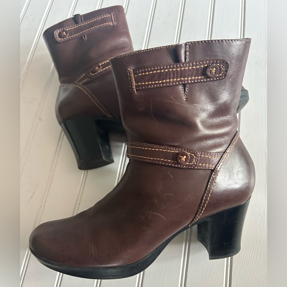 CLARKS womens size 7.5 leather zip up ankle boots